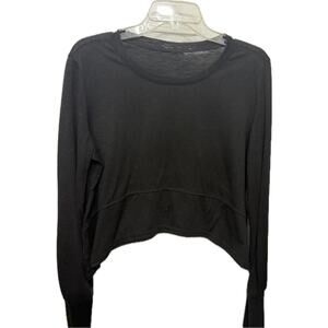 Women’s Long Sleeve Cropped Sharkbite Hem Tee In Black - Size M